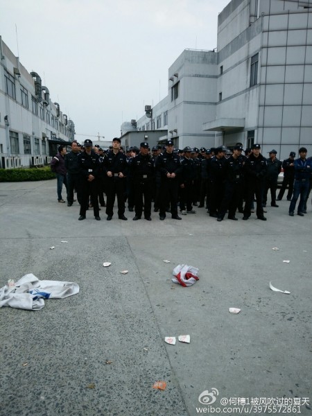 3月30日，上海日资企业纳米奇精密机电有限公司工人罢工，遭数十名警察镇压，10人被抓捕，其中包括4名围观拍照路人。(网络图片)