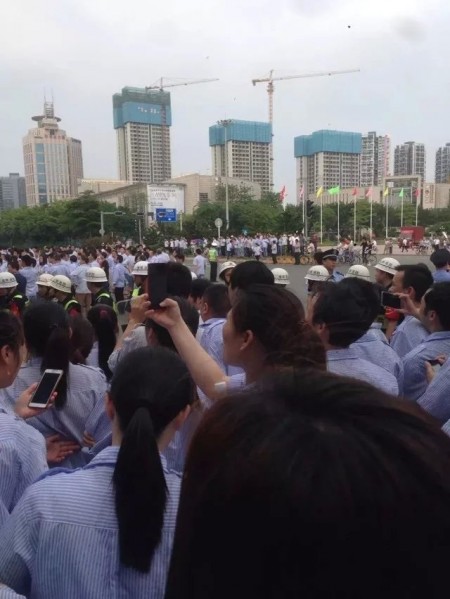 廣東深圳港資雅駿眼鏡製造有限公司工人罷工持續升級，4月28日，數千工人圍堵龍崗區政府，一度與警察發生衝突，3名工人被抓捕。(網絡圖片)