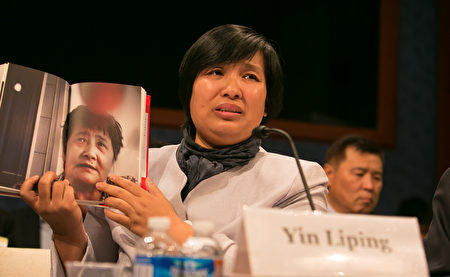 法輪功學員尹麗萍在聽證會上講述她在瀋陽「黑監獄」遭受群體性侵害等恐怖經歷，令人髮指。（李莎／大紀元）