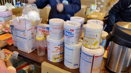 避難所為嬰兒準備的各種類奶粉。（蕭樺/大紀元）