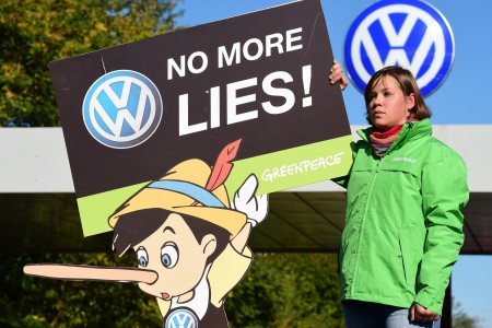 一名民眾舉著請大眾汽車公司不要再說謊的標語。(JOHN MACDOUGALL/AFP/Getty Images)