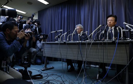 周三（4月20日）日本三菱汽车社长相川哲郎（Tetsuro Aikawa）举行记者会，承认在汽车油耗测试中作弊。(Tomohiro Ohsumi/Getty Images)