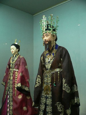 新羅王和王后的服飾裝扮模型（公共領域）