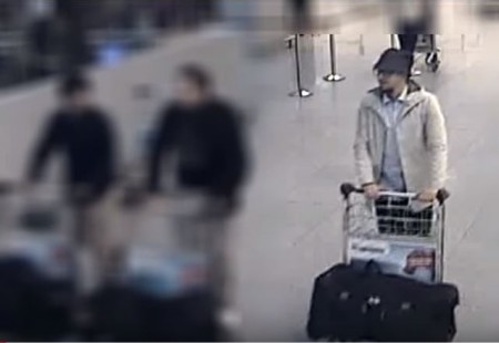 在布魯塞爾遭遇恐怖襲擊後，警方3月28日公佈了布魯塞爾機場襲擊中白衣戴帽男子的畫面。(youtube視頻截圖)