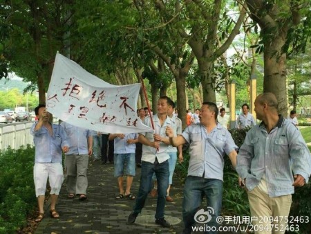 4月27日、28日，廣東深圳港資企業雅駿眼鏡製造廠發生罷工事件。全廠近5千名工人因不滿公司搬遷賠償方案，在廠區內進行大罷工。（網絡圖片）