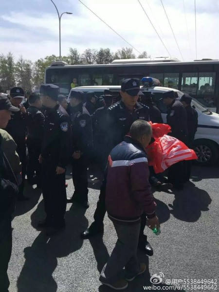4月1日，北京市通州區潞城鎮胡各莊村近300名村民到鎮政府遊行示威，途中遭百餘名警察鎮壓。(網絡圖片)