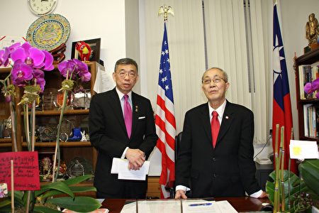 鄭永佳（左）拜訪中華公所。