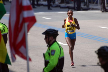 2016年波士顿马拉松，冲线前的女子组冠军Atsede Baysa 。(徐明/大纪元)