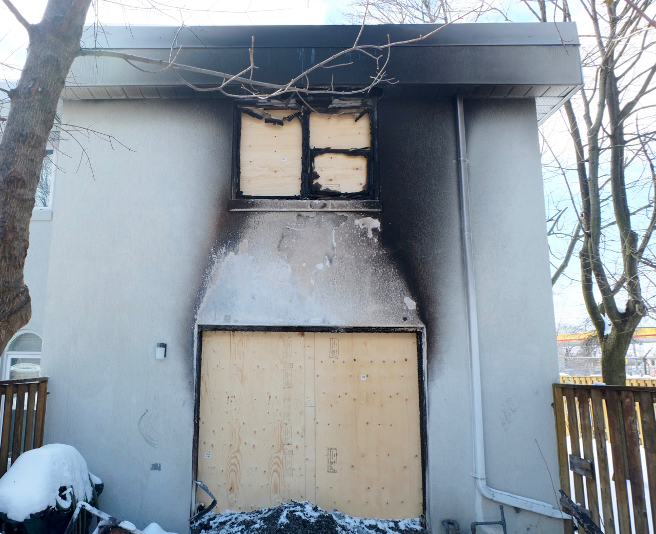 多伦多Sheppard大道和Warden大道附近的一栋镇屋在4月3日被人纵火。（周月谛／大纪元）