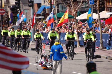 2016年波士顿马拉松，坐特殊三轮车的参赛选手以及骑自行车的警方“车队”。(徐明/大纪元)