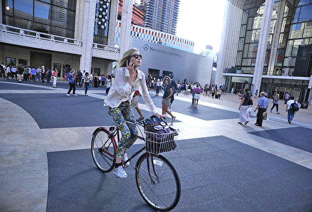 每年的5月是纽约市自行车月，随着夏季的来临﹐纽约市将成为适合骑自行车的好地方。 (Bryan Bedder/Getty Images for Mercedes-Benz Fashion Week)