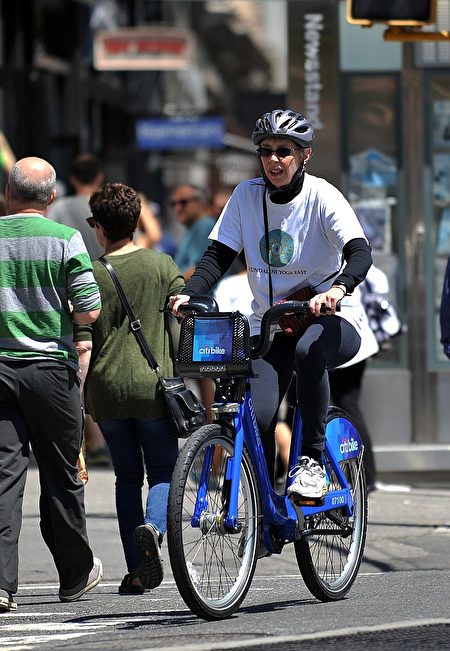 随着夏季的来临﹐纽约市将成为适合骑自行车的好地方。 (STAN HONDA/AFP/Getty Images)