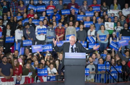 3月26日，桑德斯在威斯康辛州麦迪逊一个竞选集会上发表讲话。 (Scott Olson/Getty Images)