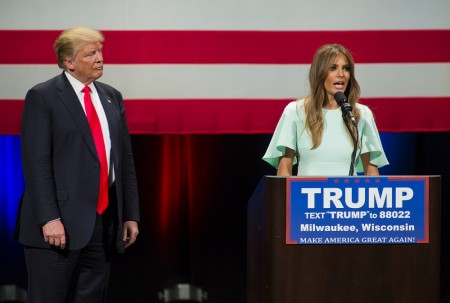 周一（4月4日），川普和他的妻子梅兰妮（Melania Trump）现身威州密尔沃基一个竞选集会。梅兰妮在现场向支持者们发表讲话。(Darren Hauck/Getty Images)