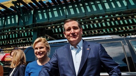 4月6日，科魯茲與妻子海蒂現身紐約市布朗克斯區，為19日舉行的紐約州初選造勢。(Bryan Thomas/Getty Images)