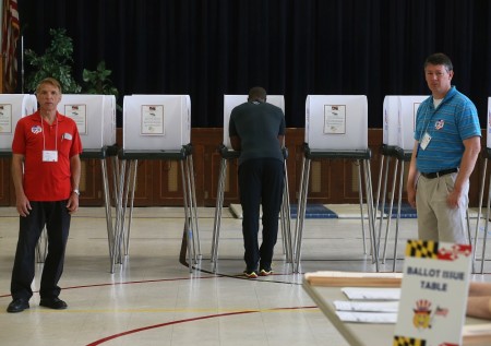 周二（4月26日），美国东北5州迎来了一轮至关重要的初选。图为马里兰州选民前往投票站投票。(Mark Wilson/Getty Images)