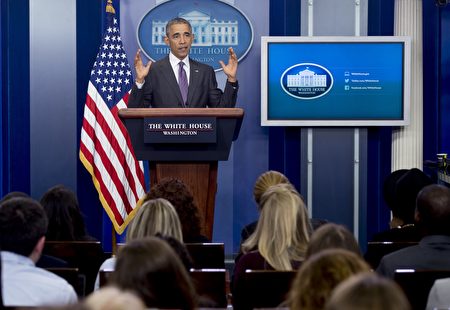 4月28日，奥巴马在白宫新闻会上主动接受一群大学生记者的提问。 ( SAUL LOEB/AFP/Getty Images)