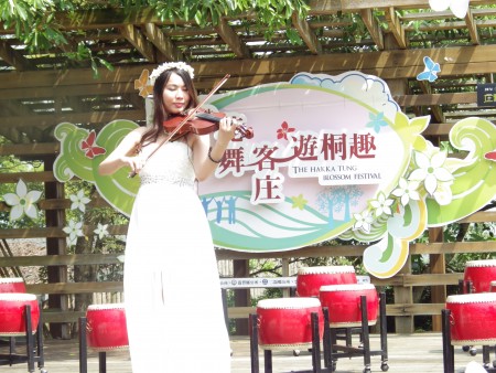 桐花仙子美妙的音乐演奏揭开今年桐花祭序幕。（廖素贞／大纪元）