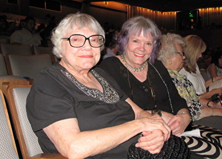 好莱坞动画艺术家Jean Gillmore（右）和母亲Barbara一同观赏了4月19晚的神韵演出，深受启发。（刘菲／大纪元）
