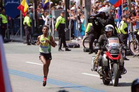2016年波士顿马拉松，冲线前的男子组冠军Lemi Bernahu Hayl 。(徐明/大纪元)