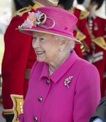 伊丽莎白女王二世在生日的前一天，接见参与设计位于英国温莎的亚历山大花园凉亭的青年人。（加通社）