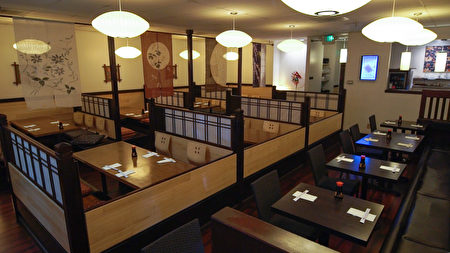 餐廳內全是傳統日本餐桌、座椅。（Azuma提供）