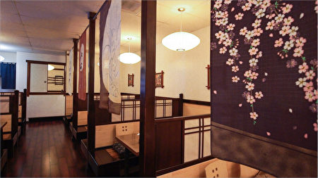 格子木窗和花卉組成的花窗牆飾，濃郁的日本風情。（Azuma提供）