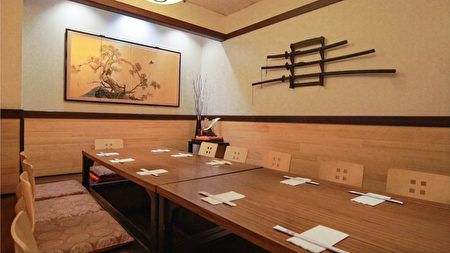 牆上有木框畫和武士刀。（Azuma提供）