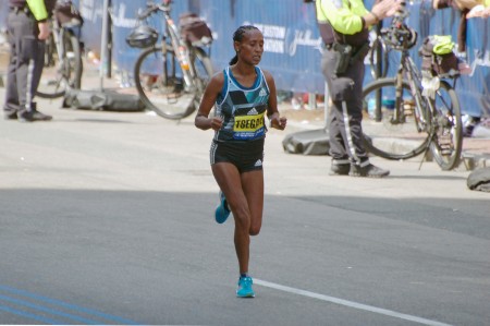 2016年波士顿马拉松，女子组亚军埃塞俄比亚的Tirfi Tsegaye。(徐明/大纪元)