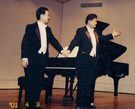 2001年，在華盛頓甘迺迪音樂中心，薩嘉豪博士與澳門居港著名男高音歌唱家莫華侖合作獻演。（薩嘉豪博士提供圖片）