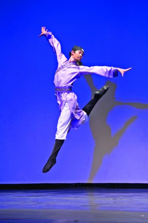 2014年，黄景洲表演的《月下独酌》，获得第六届“全世界中国古典舞大赛”青年男子组金奖。（爱德华／大纪元）