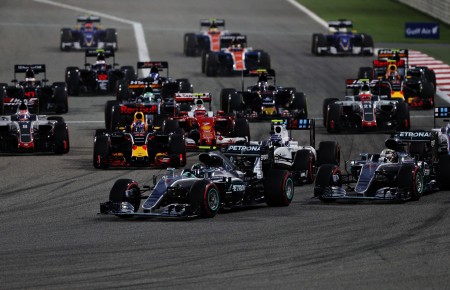 F1巴林站比赛开始后，赛车进入第一个弯道，罗斯伯格超过了杆位发车的队友汉密尔顿，冲到了最前面。 (Mark Thompson/Getty Images)