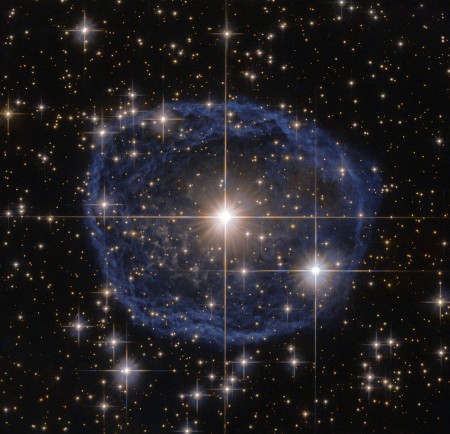 美國宇航局（NASA）2月26日發布一張哈勃太空望遠鏡（Hubble Space Telescope）拍攝的新作品，這次是拍到一個令人驚嘆的天體景象，即宇宙的一個巨大藍色泡沫。(NASA)