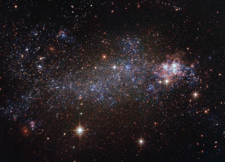 哈勃望遠鏡觀測的不規則形狀星系NGC 5408。（Hubble/ESA/NASA）