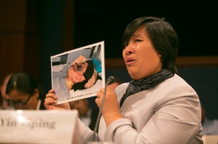 尹麗萍在聽證會上舉起了家鄉法輪功學員高蓉蓉的照片，說：「她被中共殺人滅口，再也講不出來她的故事了，今天我把她帶來了。」（明慧網）