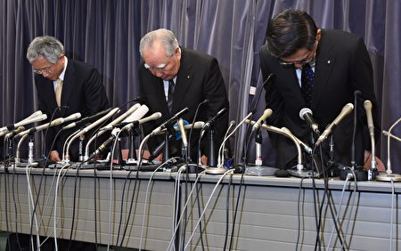 18日，铃木汽车公司董事长铃木修（图中）召开记者会致歉，他坦承，铃木汽车16款逾210万辆油耗测试方法不符合政府规定。（AFP PHOTO / TORU YAMANAKA）