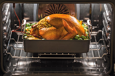 Frigidaire的烤箱讓烤一隻火雞不再困難，而且烤箱由美國負責設計生產。（Electrolux提供）