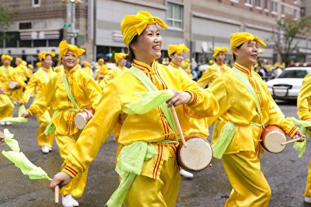 A Falun Gong waist drum troupe performs in the World Falun Dafa Day parade along 42nd Street in New York, on May 13, 2016. (Samira Bouaou/Epoch Times)