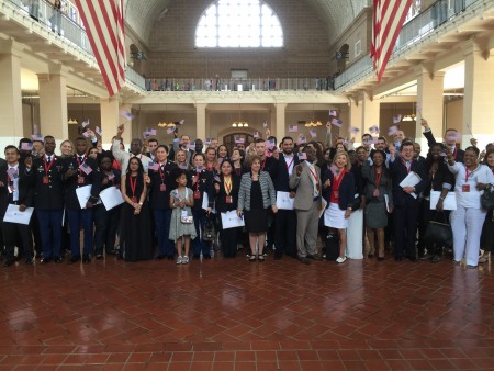 61個新公民在艾利斯島移民博物館大廳中合影。