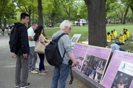 法輪功學員在波士頓公園集體煉功，並展示真相圖片。(徐明/大紀元)