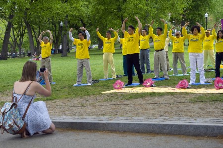法轮功学员在波士顿公园集体炼动功。(徐明/大纪元)