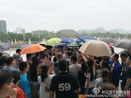 5月15日，广西柳州市30余家私立幼儿园数百名家长到市政府讨说法，因为怀疑幼儿园为儿童提供有问题“毒奶”。（网络图片）