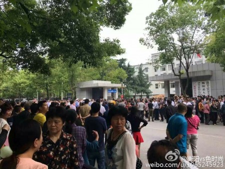自5月3日开始，连续三天，湖南衡阳县近2千名教师到县政府门口讨薪，4日，大批警察到场镇压。（网络图片）