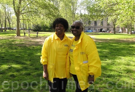 2016年5月12日，紐約布魯克林區法輪功學員吉尼瓦（右）和格溫德琳姐妹在卡德曼廣場公園準備參加集體煉功，迎接即將到來的5‧13世界法輪大法日。（張小清／大紀元）