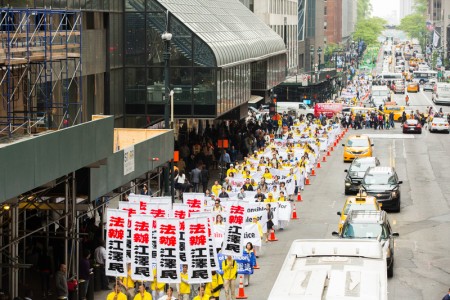 2016年5月13日，紐約上萬人遊行慶祝第17屆法輪大法日。（EVan Ning／大紀元）