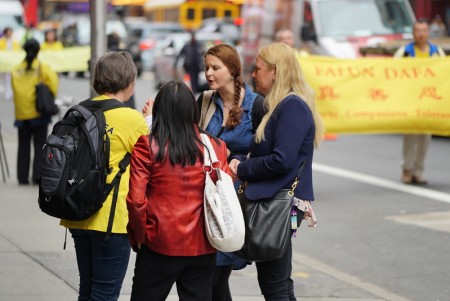 5月13日，近萬名來自世界各地部分法輪功修煉學員在紐約曼哈頓參加慶祝「5•13」世界法輪大法日大遊行。法輪功學員向路人講真相。（謝東延 ／大紀元）