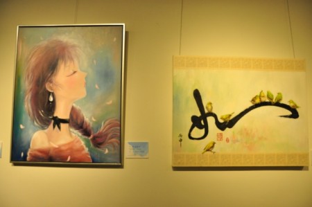 展出作品之二：心如止水(左)、快樂頌(右)。（賴月貴／大紀元）