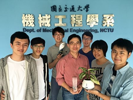 交大研發團隊：機械系教授楊秉祥(中)和參賽學生 。（交通大學提供）