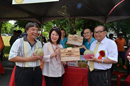 崙背洋香瓜节，7日在崙背乡公所前广场举行，现场有洋香瓜的销售。（云林县府提供）