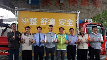 竹市道路需大家一起来关心、市长林智坚（左四）与议员代表。右一为工务处长陈炳煌。（林宝云／大纪元）